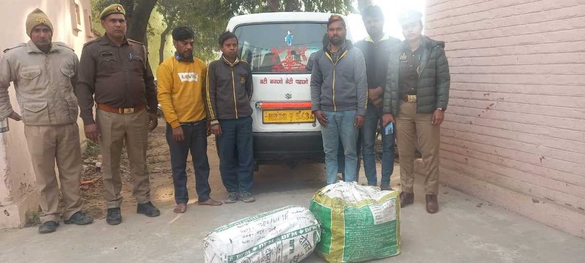 दुकान से बर्तन चोरी करते चार चोरों को लोगों ने रंगेहाथ पकड़ा