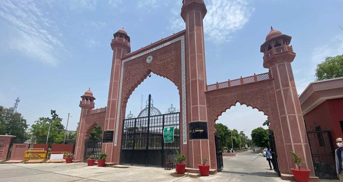 अलीगढ़ मुस्लिम यूनिवर्सिटी के अल्पसंख्यक दर्जे पर क्यों छिड़ा है विवाद अलीगढ़ मुस्लिम यूनिवर्सिटी के अल्पसंख्यक दर्जे पर क्यों छिड़ा है विवाद