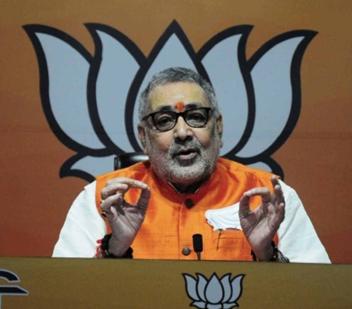 नीतीश कुमार ने कराई बेगूसराय में फायरिंग, गिरिराज सिंह ने बिहार के मुख्यमंत्री पर लगाया बड़ा आरोप नीतीश कुमार ने कराई बेगूसराय में फायरिंग, गिरिराज सिंह ने बिहार के मुख्यमंत्री पर लगाया बड़ा आरोप