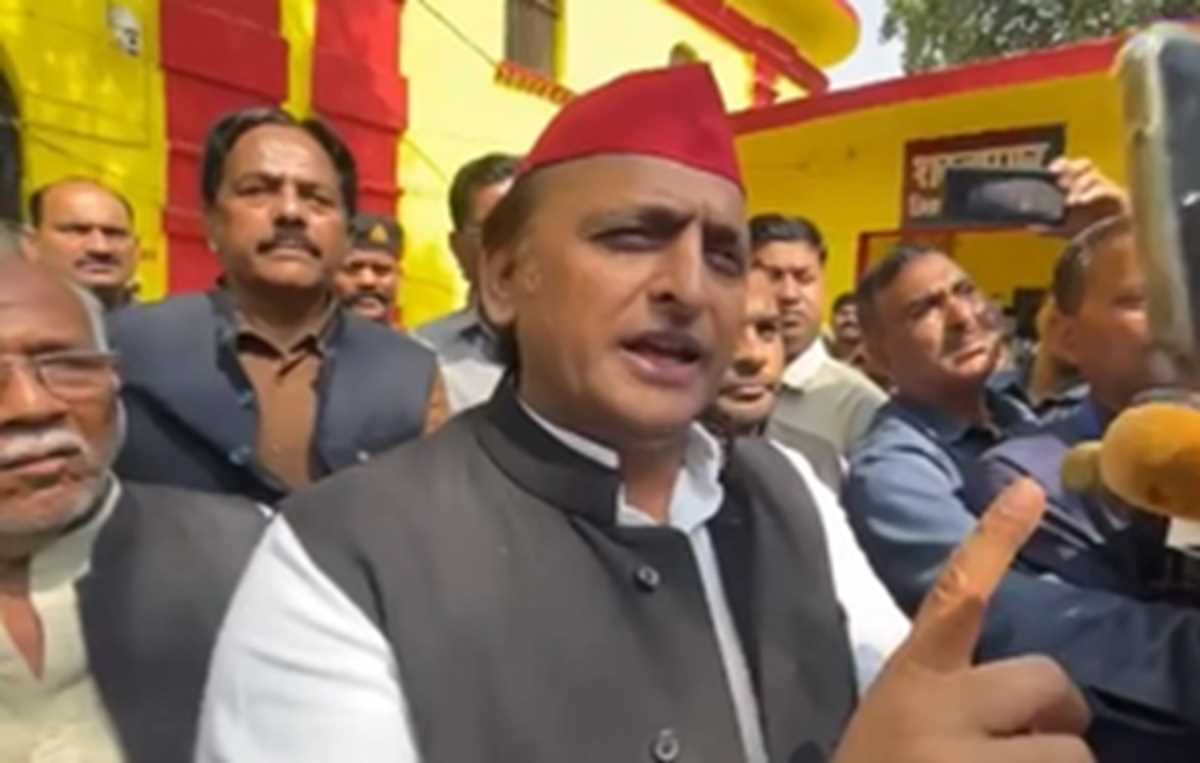 सपा मुखिया अखिलेश यादव ने आजम खान से जेल में की मुलाकात