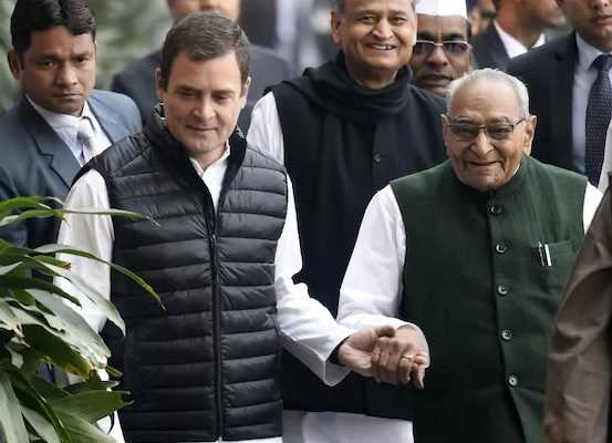 कांग्रेस के दिग्गज नेता मोतीलाल वोरा का निधन, राहुल और प्रियंका गांधी ने जताया शोक