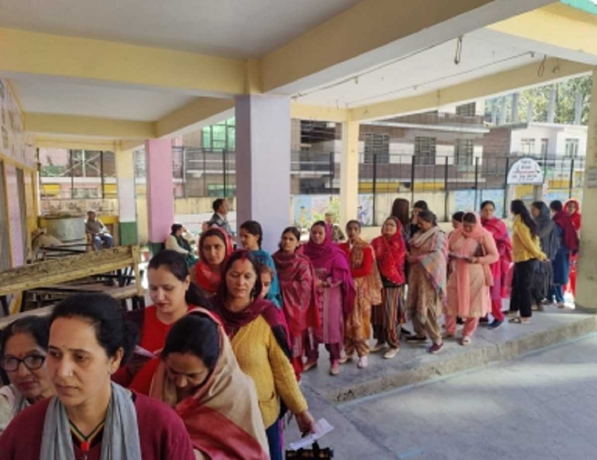 Live Breaking News: पहले 3 घंटे में लगभग 18 फीसदी मतदान