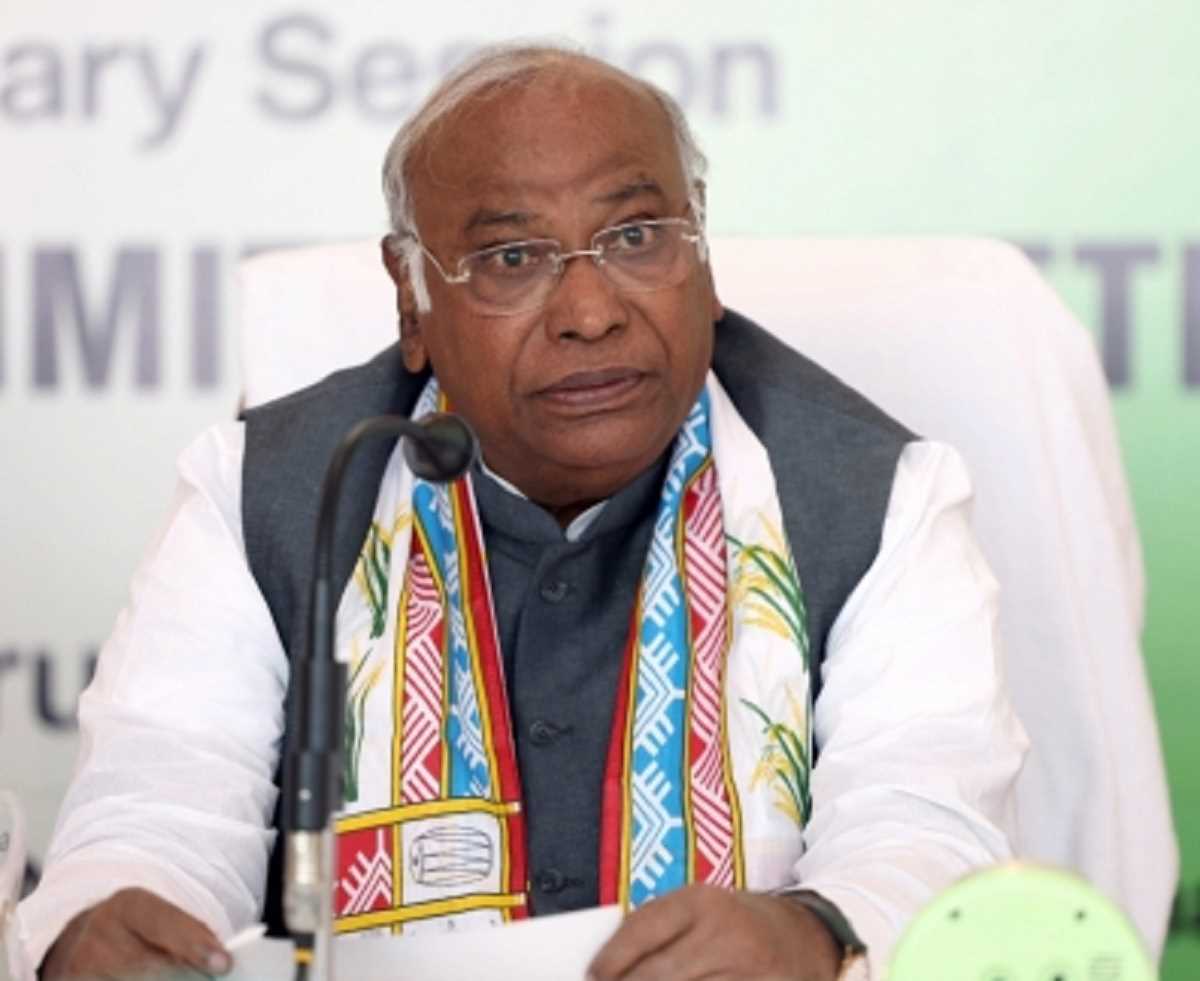 बीजेपी से मुकाबले के लिए यूपीए जैसा गठबंधन बनाने का समय: खड़गे बीजेपी से मुकाबले के लिए यूपीए जैसा गठबंधन बनाने का समय: खड़गे