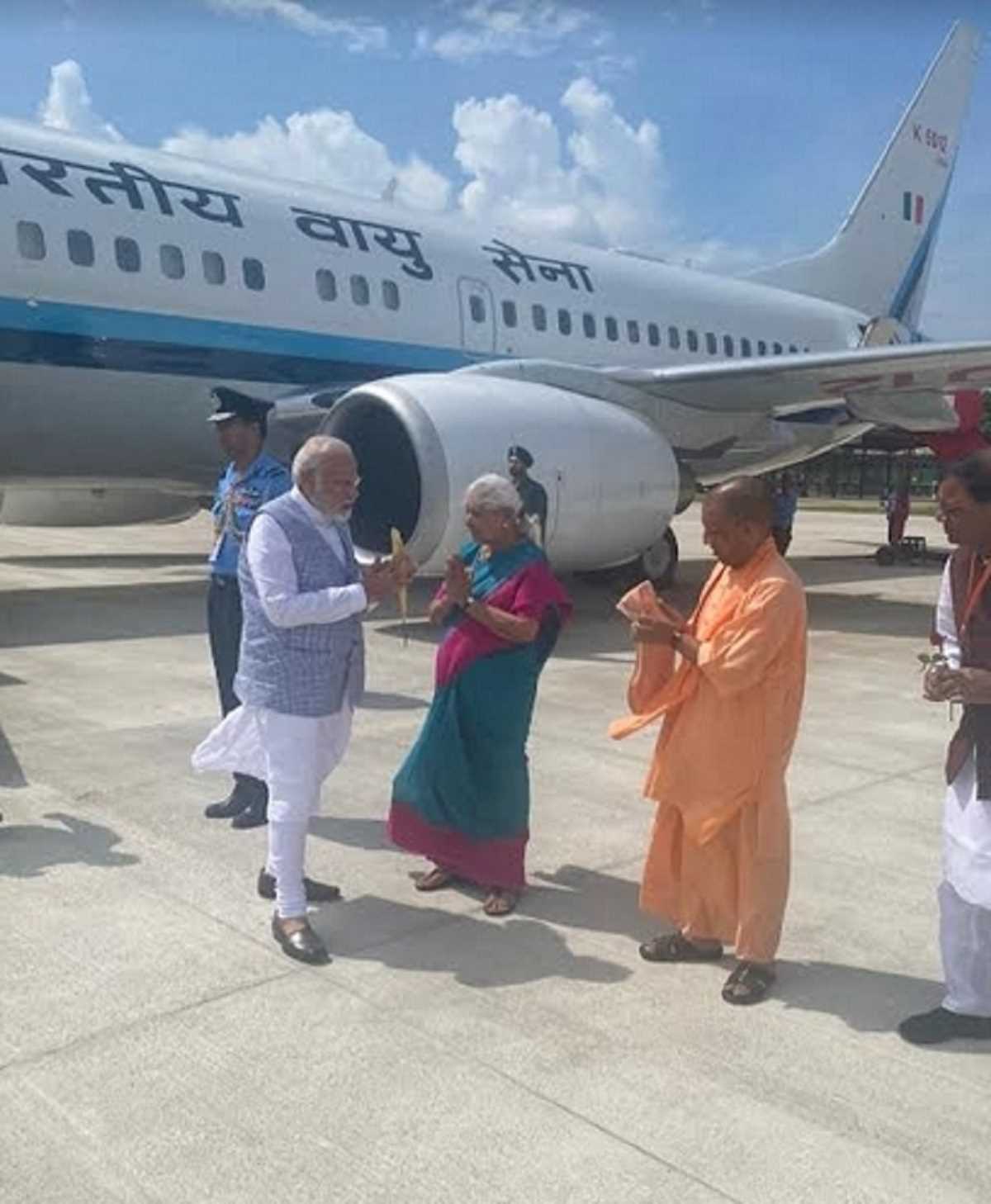 पीएम मोदी पहुंचे गोरखपुर, राज्यपाल और मुख्यमंत्री ने किया स्वागत