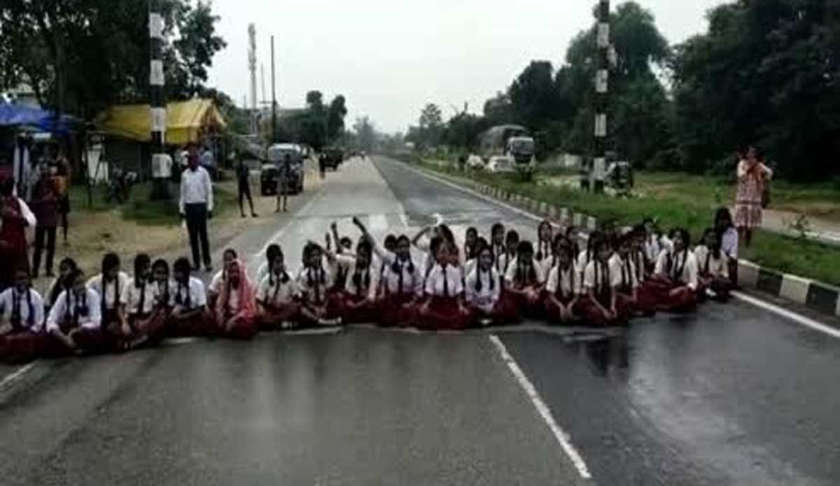आवासीय स्कूल की अव्यवस्था से त्रस्त छात्राओं के सब्र का टूटा बांध, एनएच पर धरने पर बैठीं