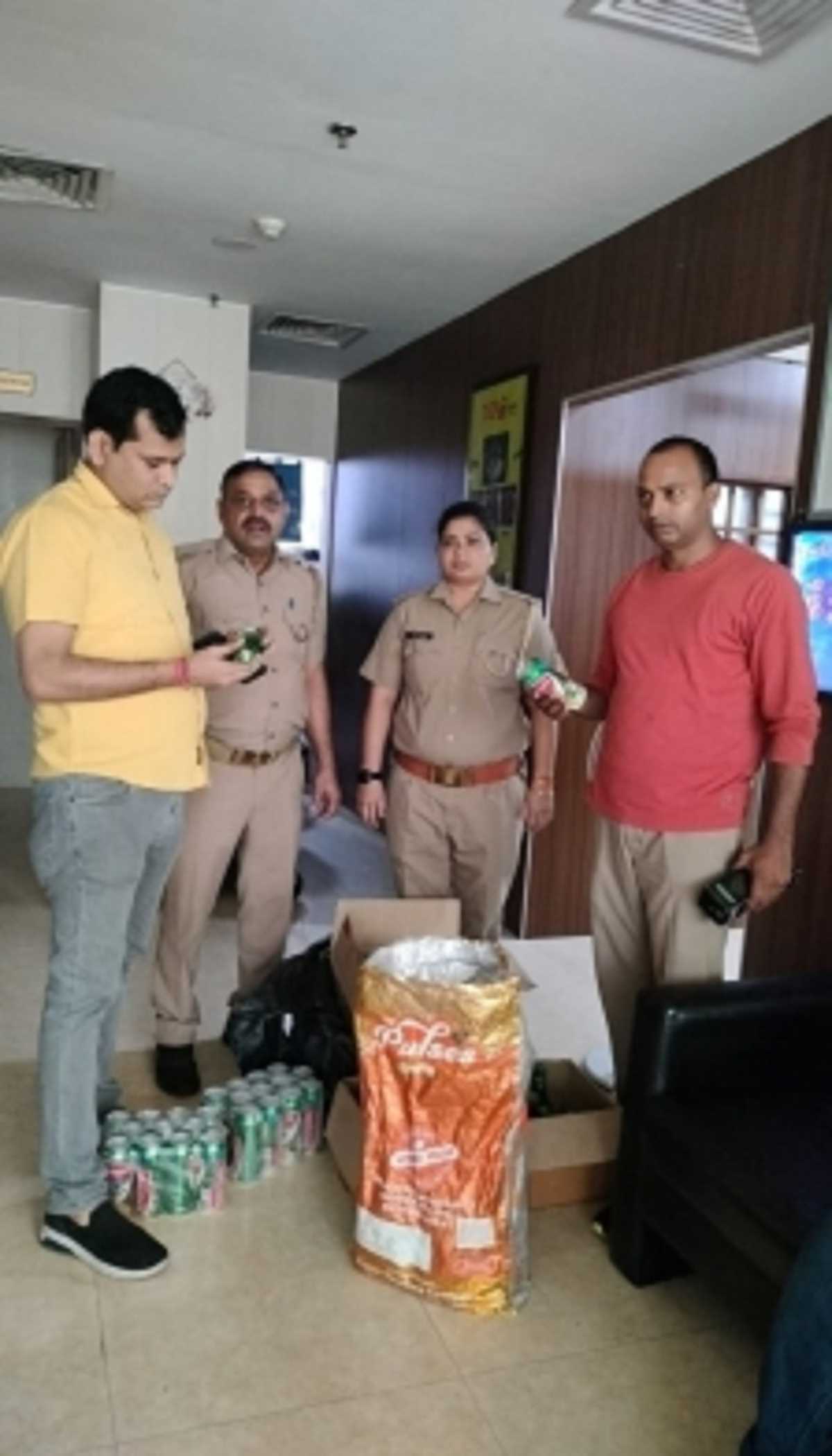 रेस्टोरेंट की आड़ में परोसी जा रही थी अवैध शराब, कोरियन नागरिक समेत दो गिरफ्तार