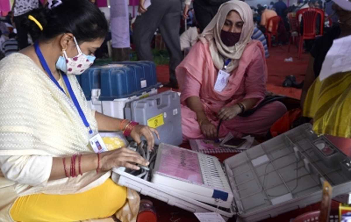 सुप्रीम कोर्ट ने ईवीएम के इस्तेमाल की अनुमति देने वाले प्रावधान को चुनौती देने वाली याचिका खारिज की