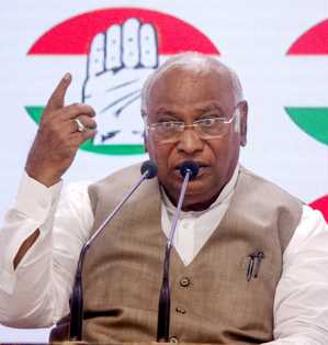 गोंडा में हुई ट्रेन दुर्घटना की सरकार को लेनी होगी जिम्मेदारी, खड़गे का केंद्र पर बड़ा हमला