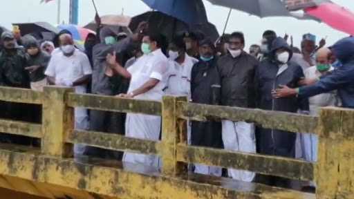 सीएम पलानीस्वामी ने चक्रवात प्रभावित क्षेत्रों का किया दौरा