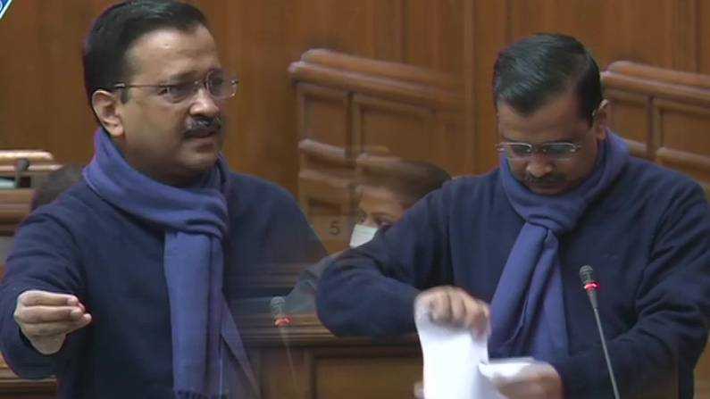 दिल्ली विधानसभा: हंगामे के बीच सीएम केजरीवाल ने फाड़ी कृषि कानूनों की प्रतियां
