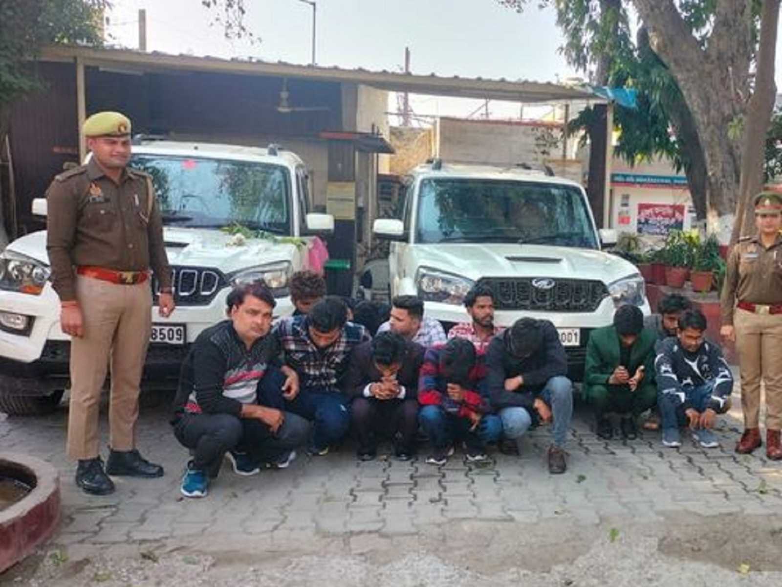 दिल्ली मेरठ मार्ग पर हुडदंग कर रहे 13 युवक गिरफ्तार:सोमवार रात को लग्जरी गाड़ी सवार होकर कर रहे थे हुड़दंगई