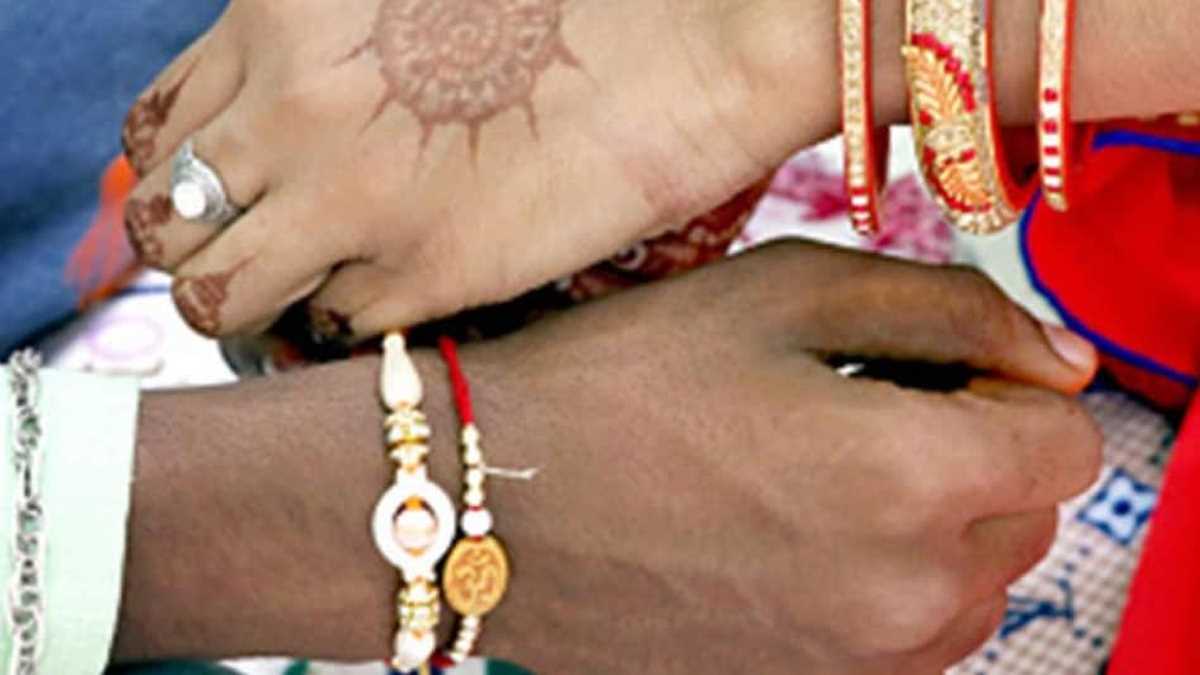 फर्रूखाबाद जेल में बंदियों की कलाईयों में बांधी राखी