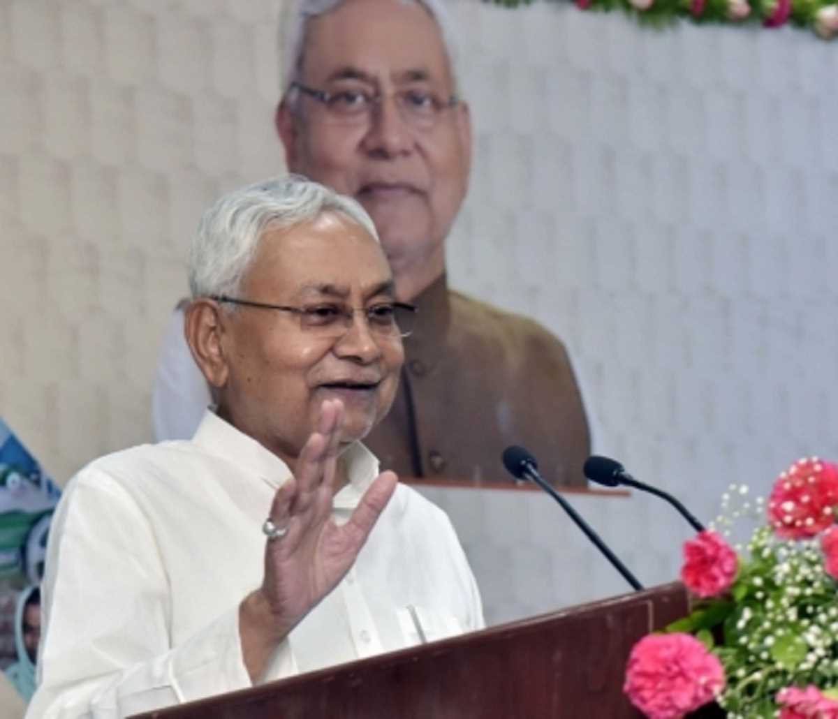 बिहार में नई सरकार बनाने की हलचल जेडीयू ने बुलाई एमपी-एमएलए की बैठक, RJD भी सक्रिय