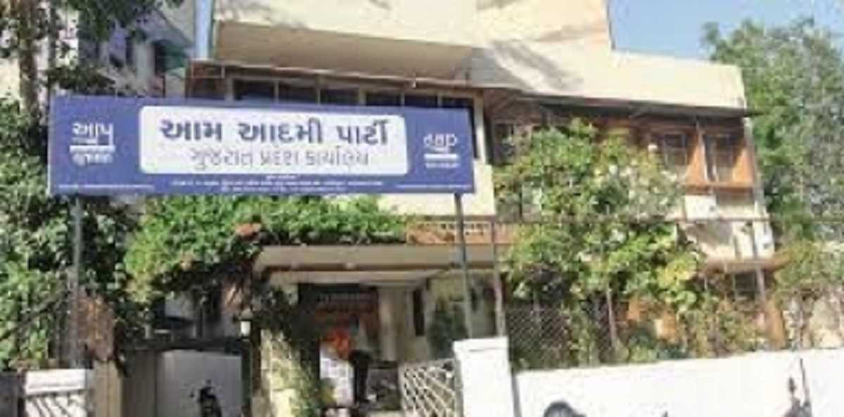 गुजरात में हमारे ऑफिस पर रेड- अरविंद केजरीवाल के दौरे के बीच AAP का दावा, पुलिस का इन्कार