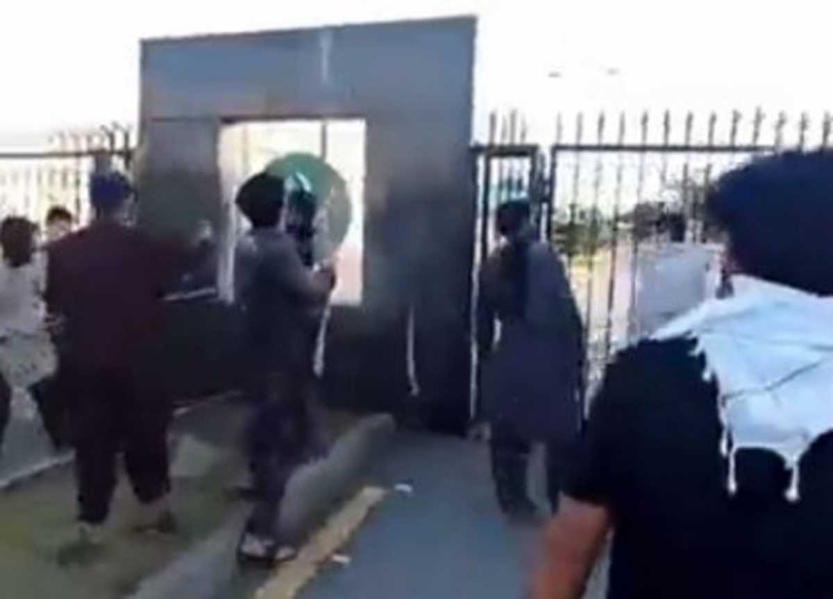 इमरान की गिरफ्तारी के बाद पीटीआई समर्थकों ने पाकिस्तानी सेना की संपत्तियों में की तोड़फोड़