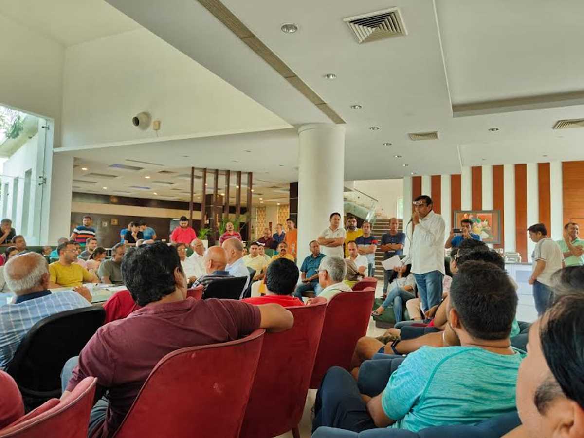 मूल सुविधाओं को लेकर पैरामाउंट गोल्फफोरेस्ट के निवासियों ने बैठक कर किया प्रदर्शन