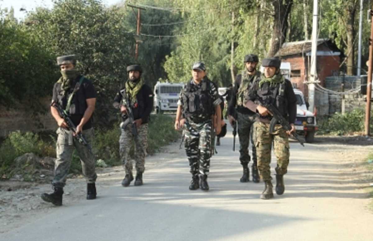 कश्मीर के बारामूला में सुरक्षा बलों और आतंकियों के बीच मुठभेड़ शुरू