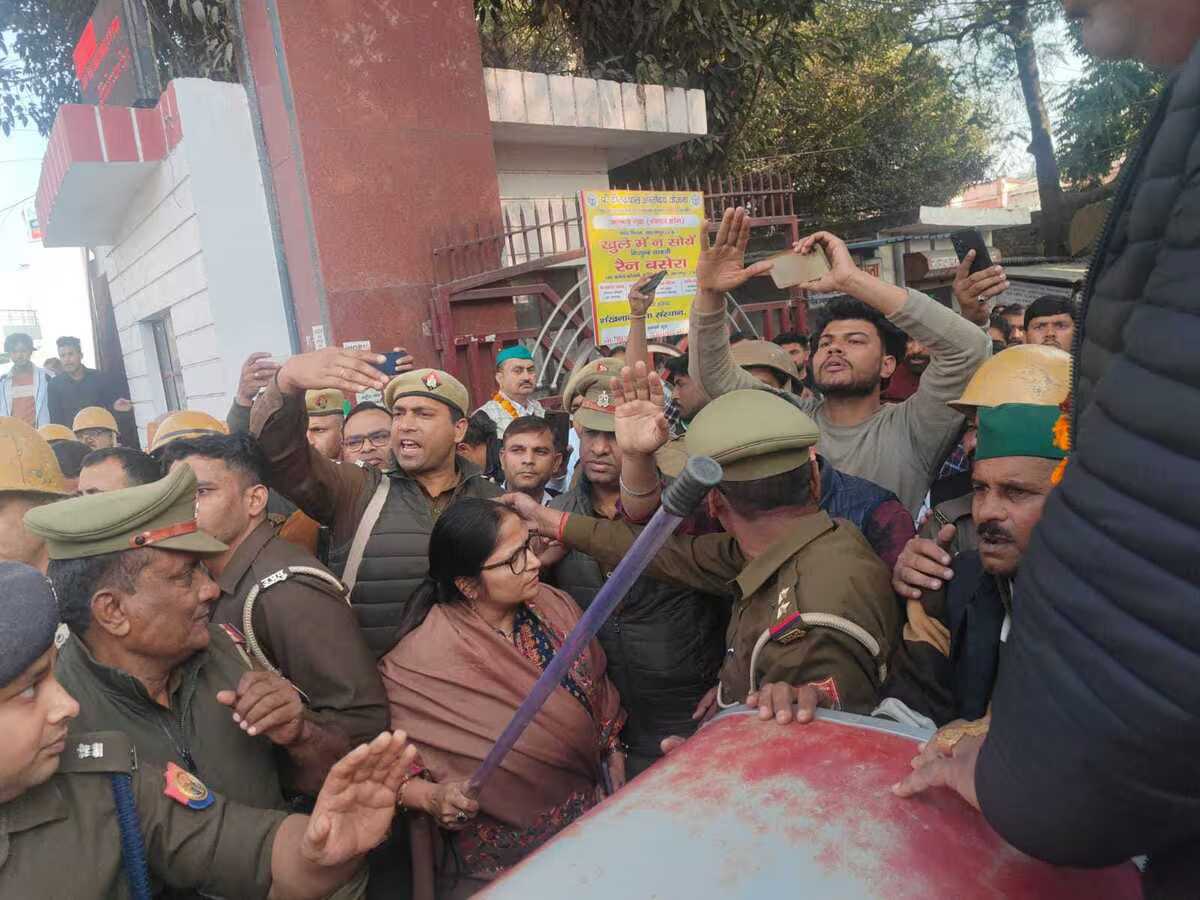 सहारनपुर : किसानों ने कलेक्ट्रेट के गेट को ट्रैक्टर से तोड़ा, एडीएम को कुचलने का प्रयास