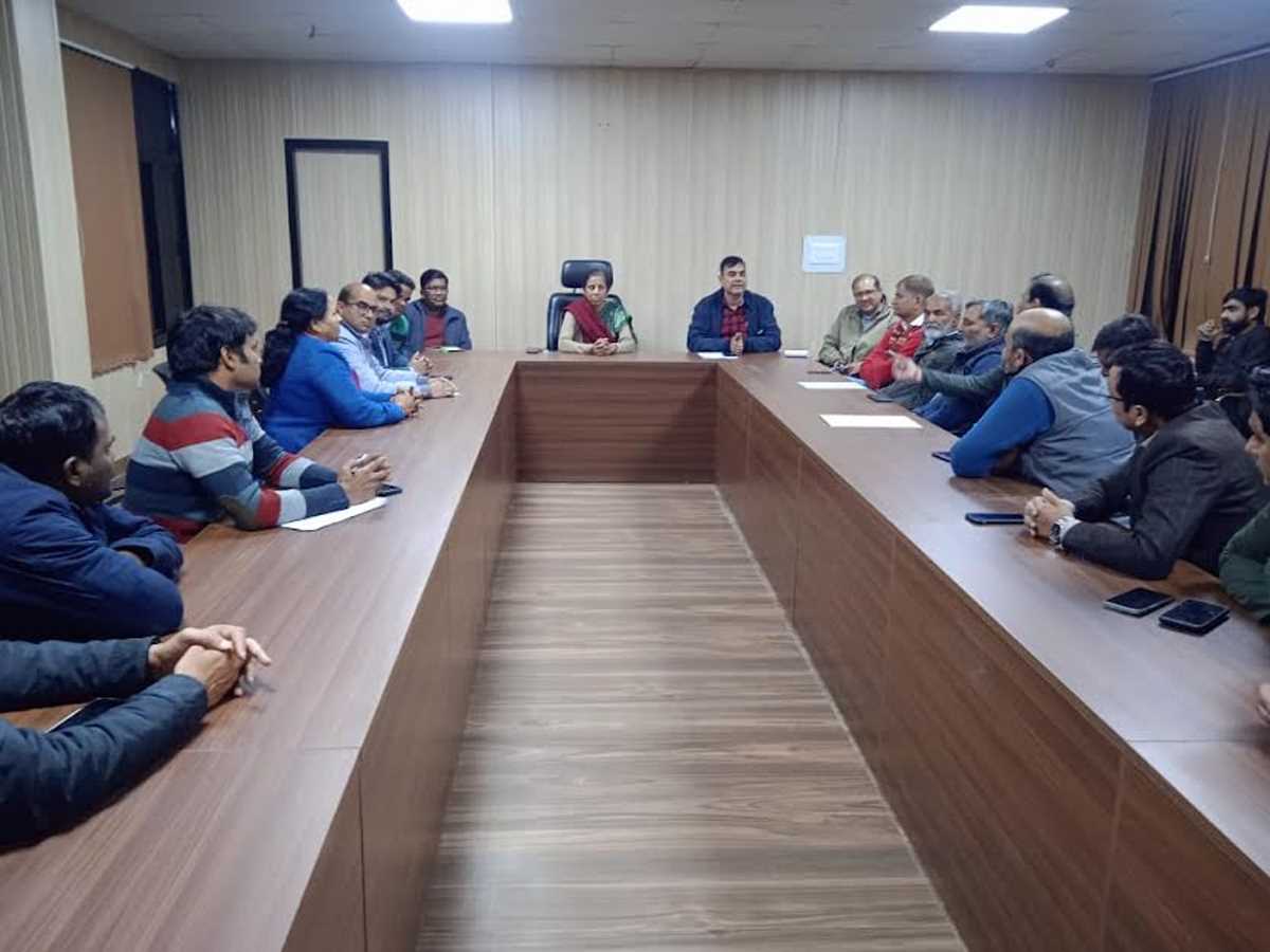 साइट-सी की हाउसिंग सोसायटी के लोगों ने समस्याओं को लेकर यूपीसीडा के साथ की बैठक