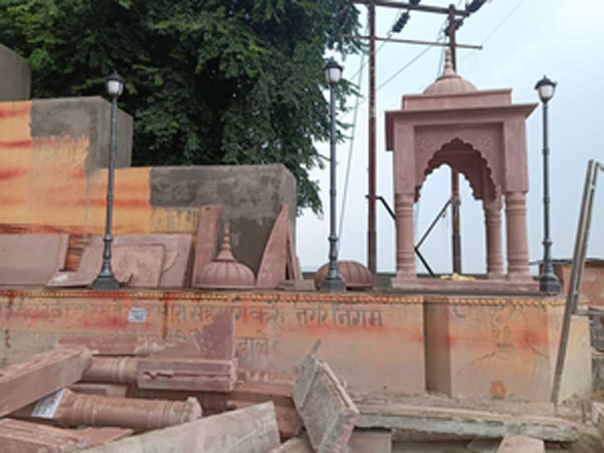 महाकुंभ से पहले राजस्थान के लाल पत्थरों से सजाया जा रहा नागवासुकी मंदिर