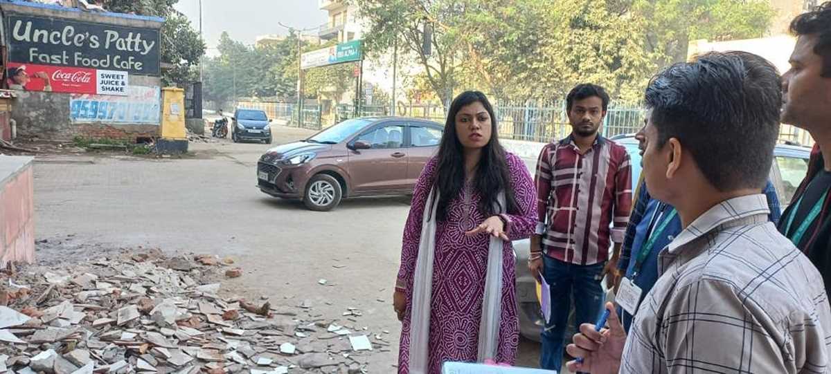 अल्फा कमर्शियल बेल्ट में मलबा देख एसीईओ मेधा ने लगाई फटकार