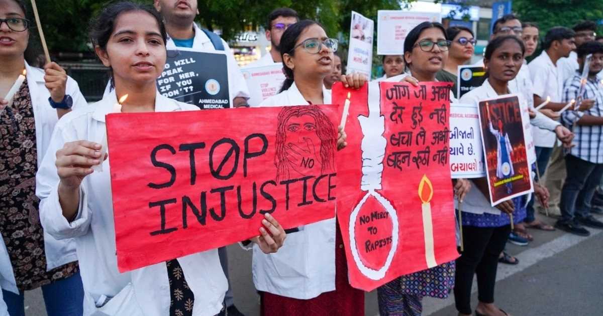 कोलकाता केस : कड़े कानून को लेकर दिल्ली के जंतर-मंतर पर डॉक्टरों का प्रदर्शन