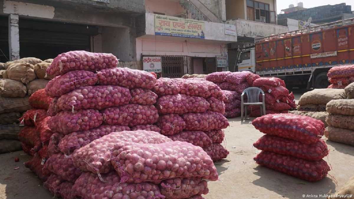 प्याज पर 40 प्रतिशत निर्यात शुल्क लगाने के विरोध में किसान