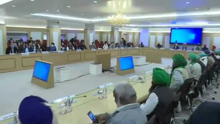 Farmers Protest: कृषि मंत्री की अगुवाई में सरकार और किसानों के बीच बातचीत जारी