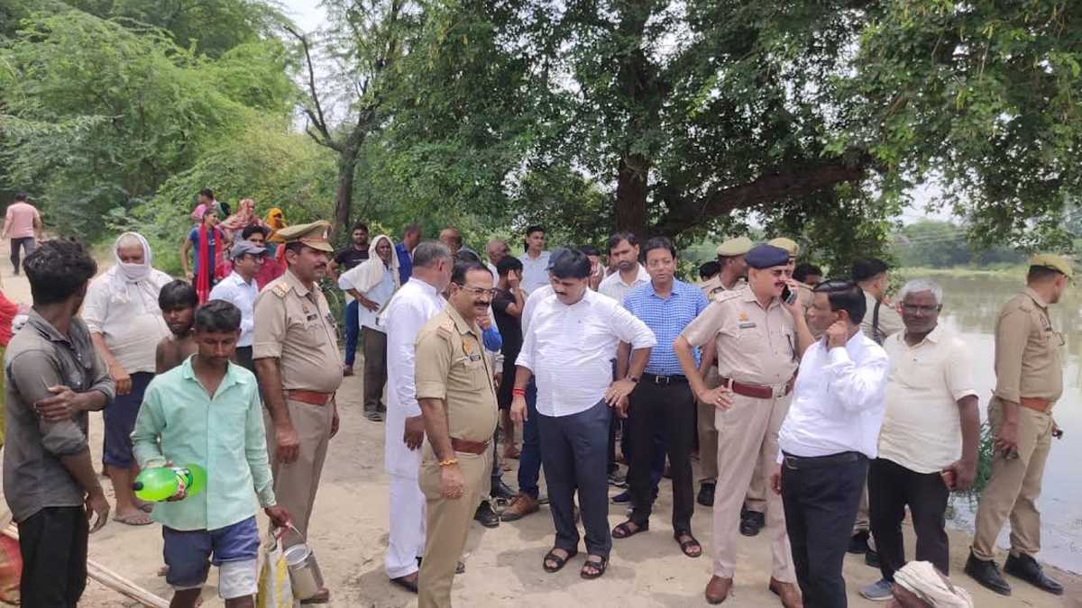 यमुना का जलस्तर उफान पर, अधिकारियों ने लिया स्थिति का जायजा