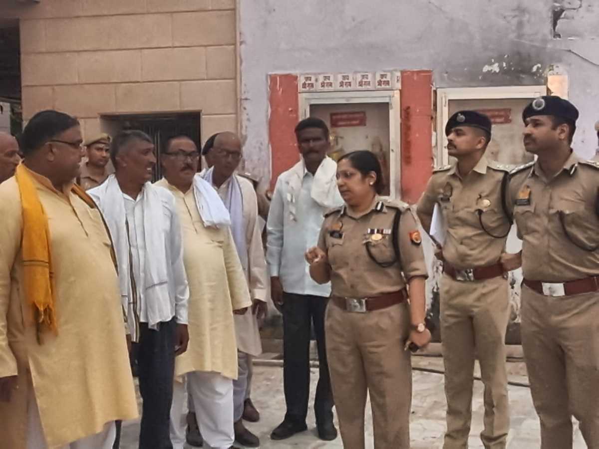 रबूपुरा : कमिश्नर ने लिया मंदिर परिसर का निरीक्षण