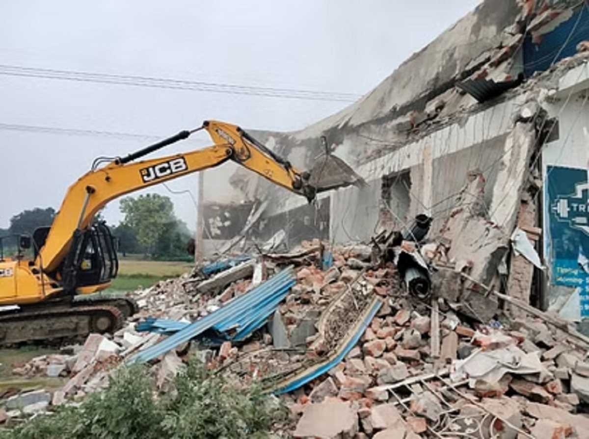 अयोध्या में दुष्कर्म के आरोपी मोईद खान के कॉम्पलेक्स पर चला बुलडोजर अयोध्या में दुष्कर्म के आरोपी मोईद खान के कॉम्पलेक्स पर चला बुलडोजर