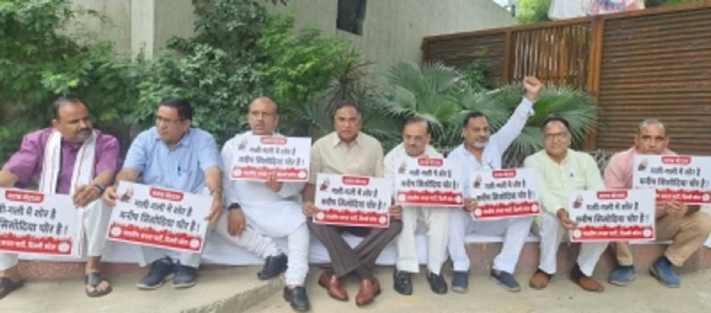 भाजपा विधायकों ने दिया मुख्यमंत्री केजरीवाल के निवास के बाहर धरना
