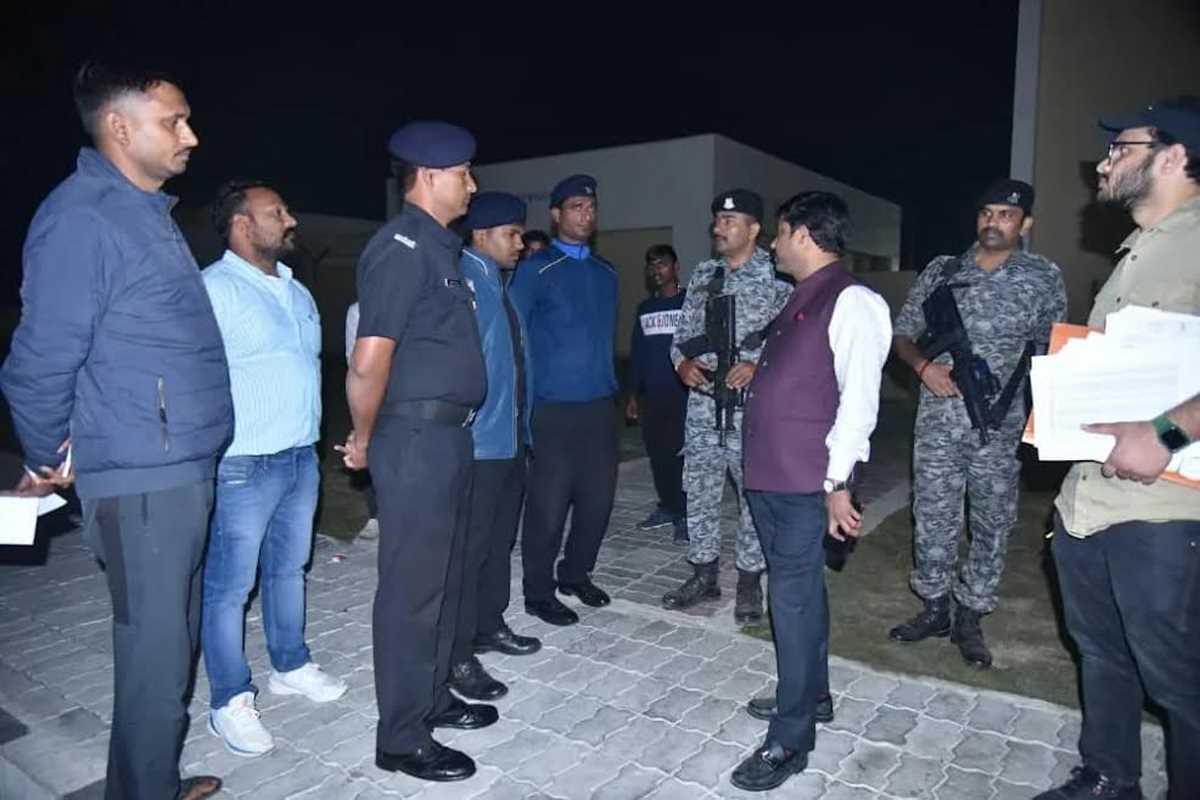 मंत्री नन्दी ने पूर्वांचल एक्सप्रेसवे टोल प्लाजा पर मारा छापा मंत्री नन्दी ने पूर्वांचल एक्सप्रेसवे टोल प्लाजा पर मारा छापा