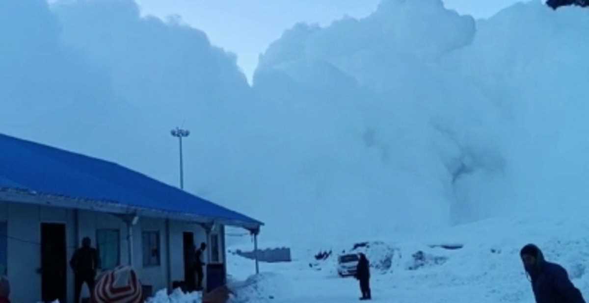 सेना ने जम्मू-कश्मीर में जोजिला सुरंग स्थल पर फंसे 172 श्रमिकों को निकाला सेना ने जम्मू-कश्मीर में जोजिला सुरंग स्थल पर फंसे 172 श्रमिकों को निकाला