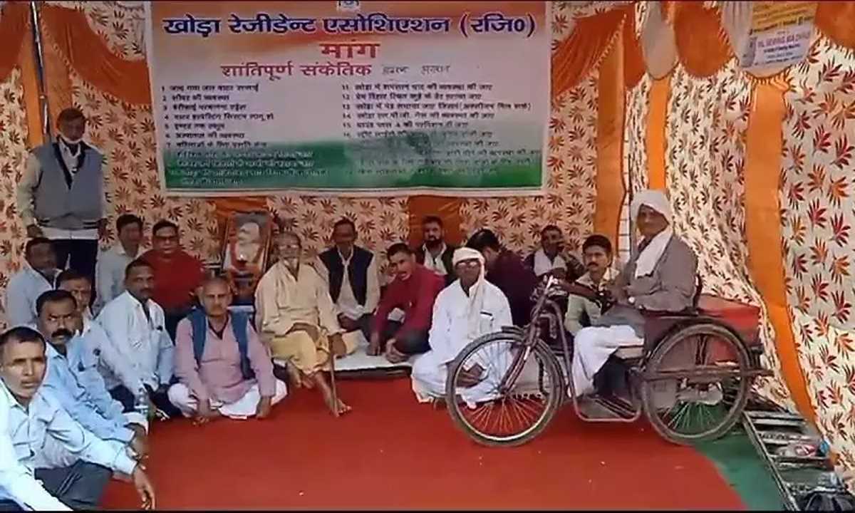 गाजियाबाद के खोड़ा में जल संकट, पानी के लिए लोग कर रहे भूख हड़ताल, आंदोलन शुरू