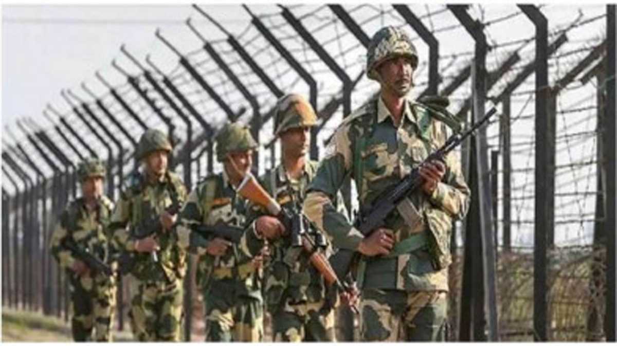 बीएसएफ ने दो पाकिस्तानी नागरिकों को पाक रेंजर्स को सौंपा