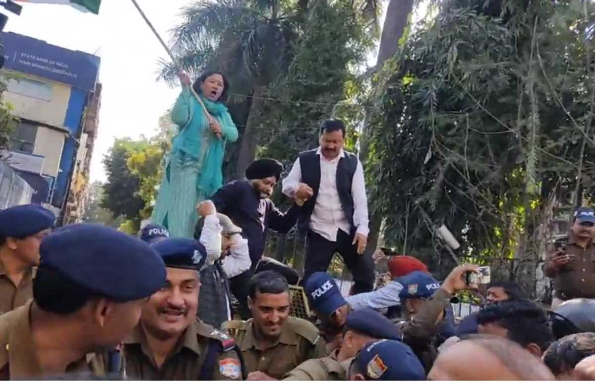 कांग्रेस का ईडी के दफ्तरों पर हल्ला बोल, अडानी मामले पर घिरी मोदी सरकार कांग्रेस का ईडी के दफ्तरों पर हल्ला बोल, अडानी मामले पर घिरी मोदी सरकार