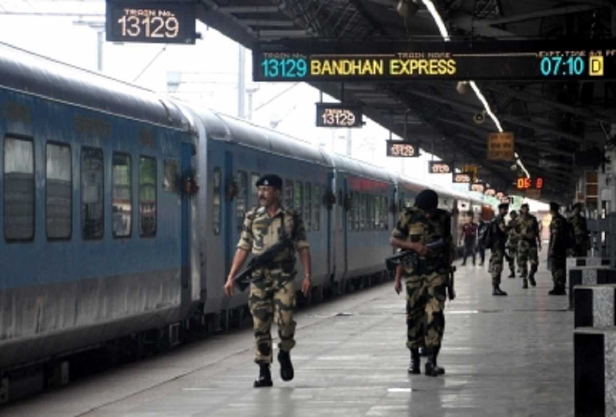 दुरंतो डकैती के बाद प्रीमियर ट्रेनों में विशेष सुरक्षा पर विचार कर रहा रेलवे
