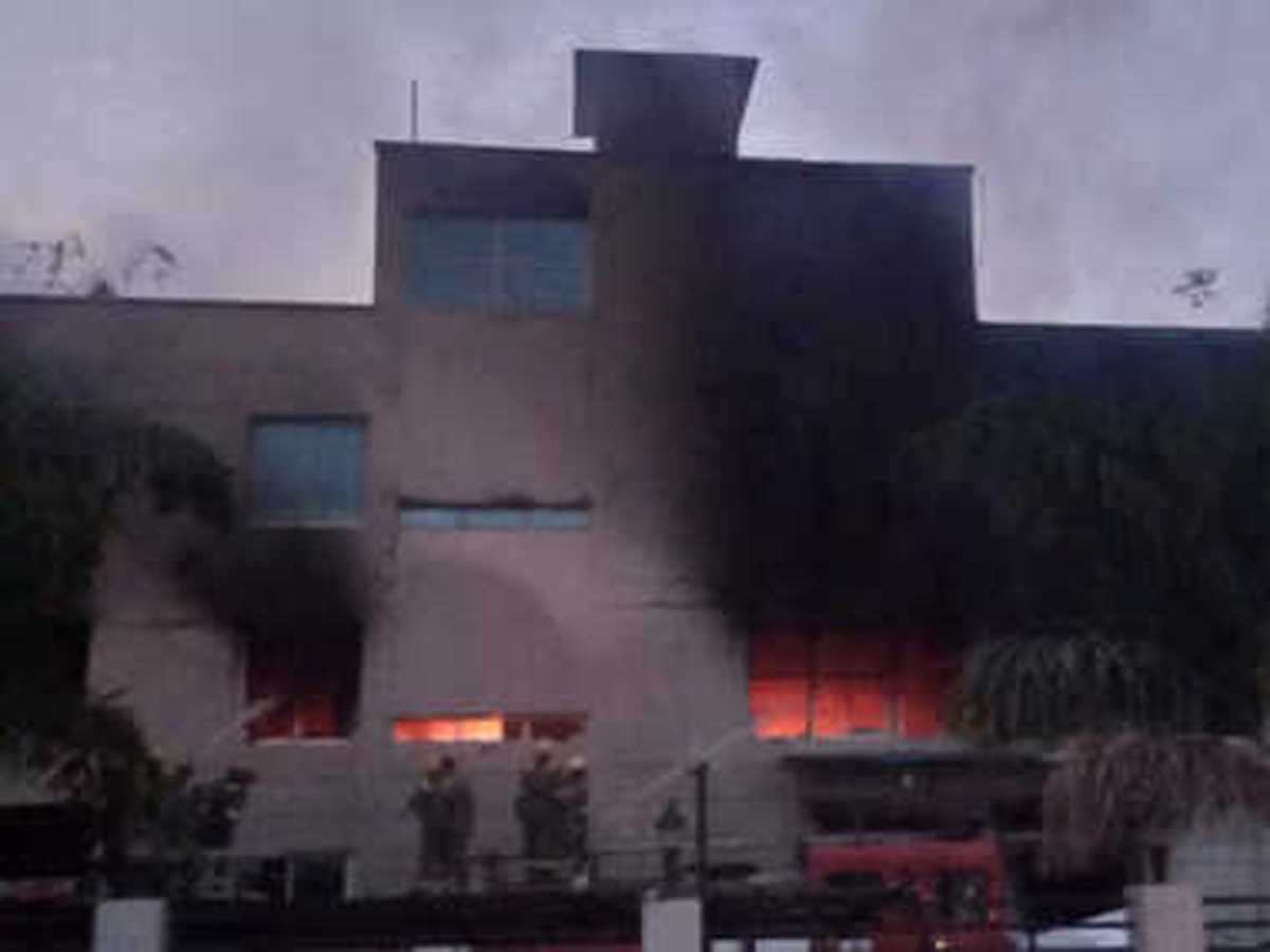 नोएडा में कपड़े की फैक्ट्री में लगी आग, काबू पाने में जुटी फायर बिग्रेड की 30 गाड़ियां