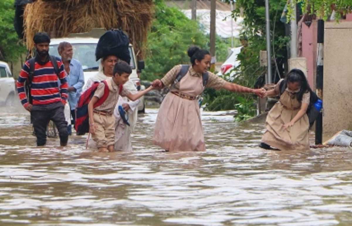 गुजरात में भारी बारिश, कई जिलों में अलर्ट जारी