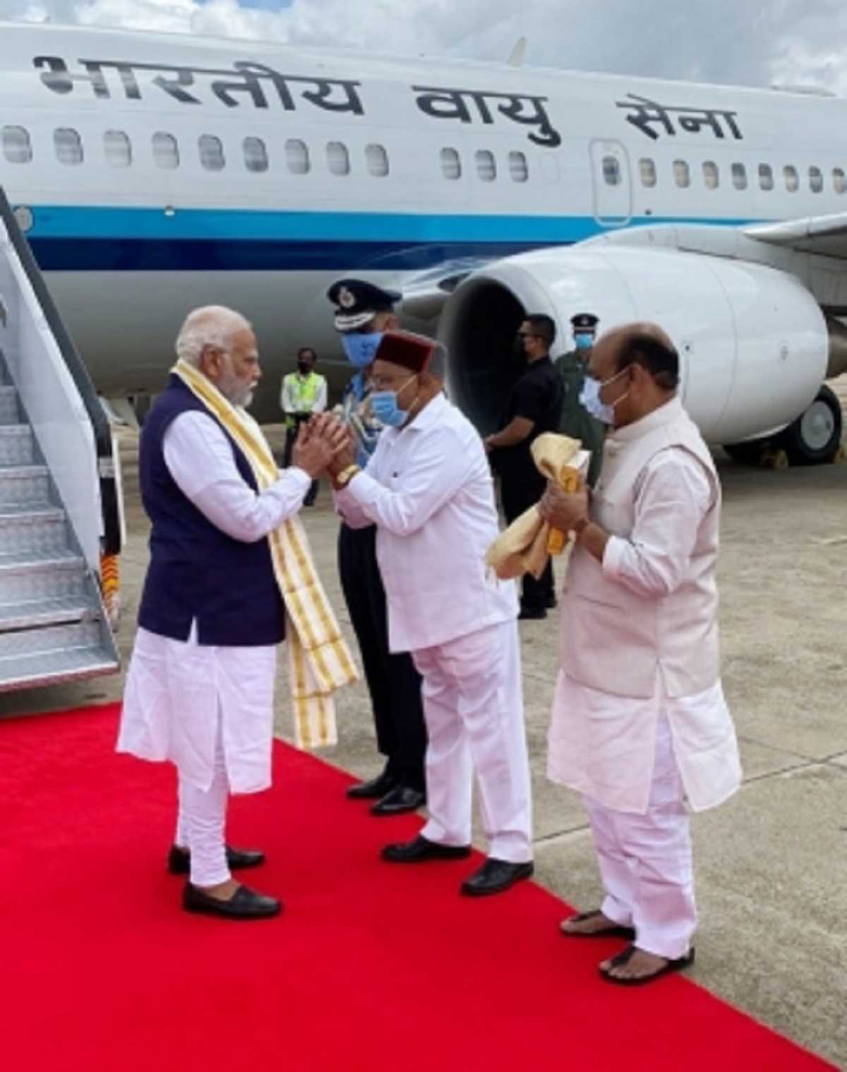 प्रधानमंत्री कर्नाटक पहुंचे, राज्यपाल व मुख्यमंत्री ने किया स्वागत