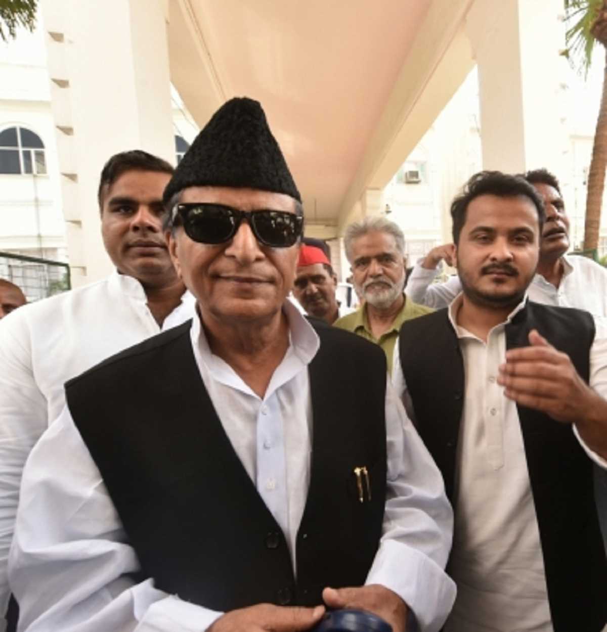 आजम की विधायकी छिनने से बढ़ सकती हैं सपा की मुश्किलें