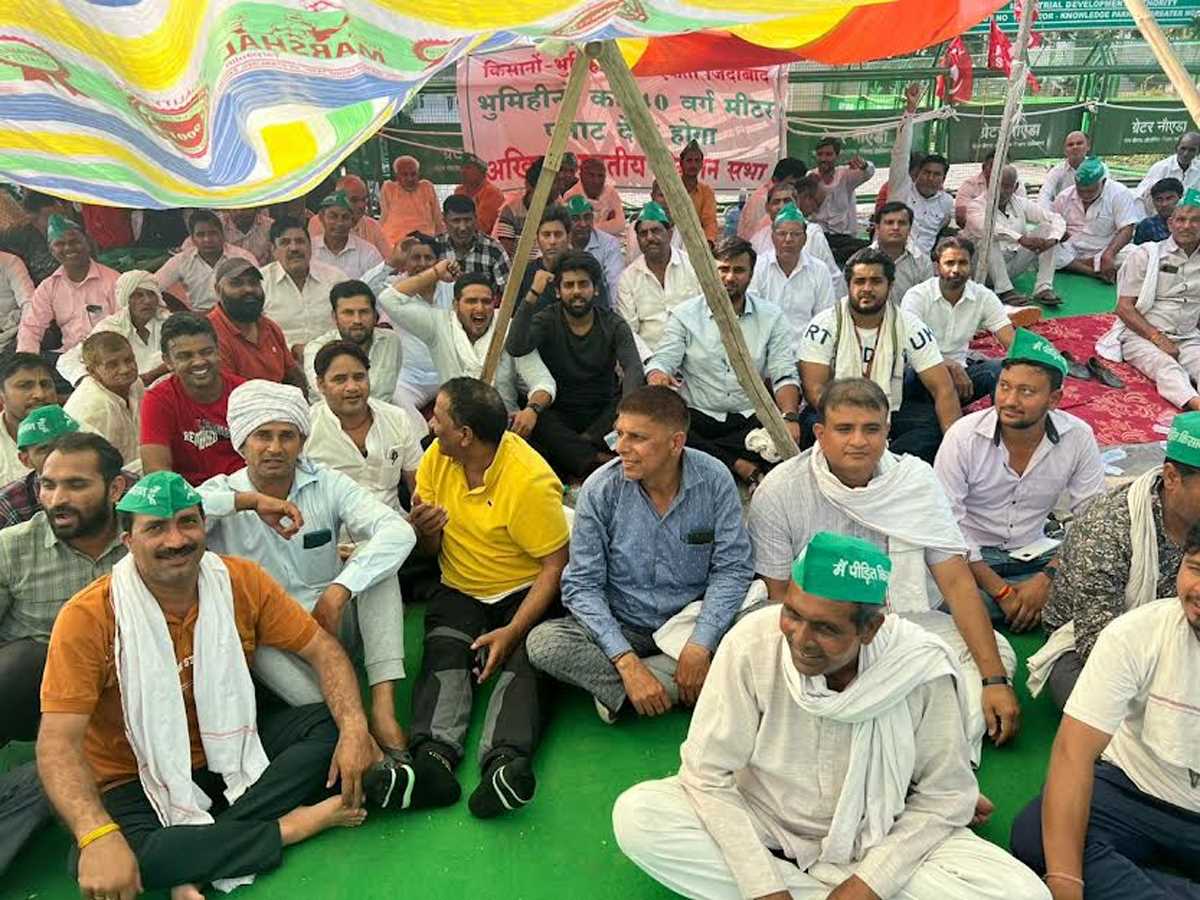 किसानों ने ग्रेनो प्राधिकरण के दोनों गेट पर किया कब्जा