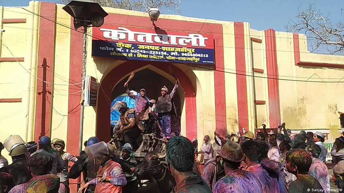 शाहजहांपुर की खास होली जहां ‘लाट साहब’ पर जूते बरसाए जाते हैं