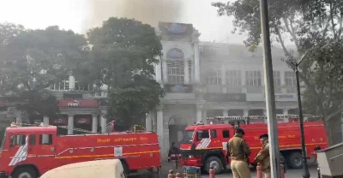 Delhi: कनॉट प्लेस के सिनसिटी होटल में लगी भीषण आग, फायर ब्रिगेड की 13 गाड़ियां मौके पर Delhi: कनॉट प्लेस के सिनसिटी होटल में लगी भीषण आग, फायर ब्रिगेड की 13 गाड़ियां मौके पर