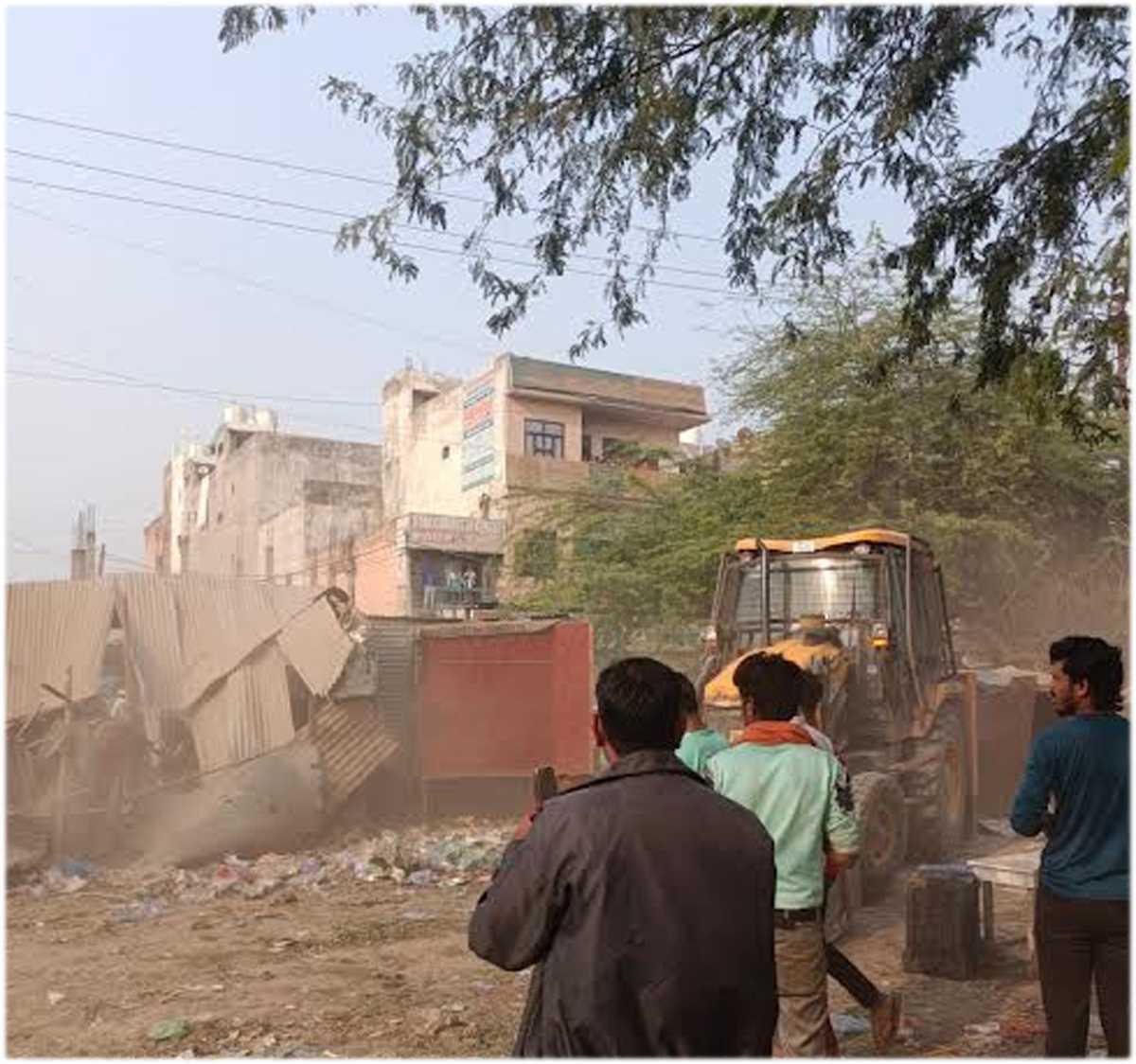 देवला में अवैध रूप से बने दुकानों पर ग्रेनो प्राधिकरण का चला बुलडोजर