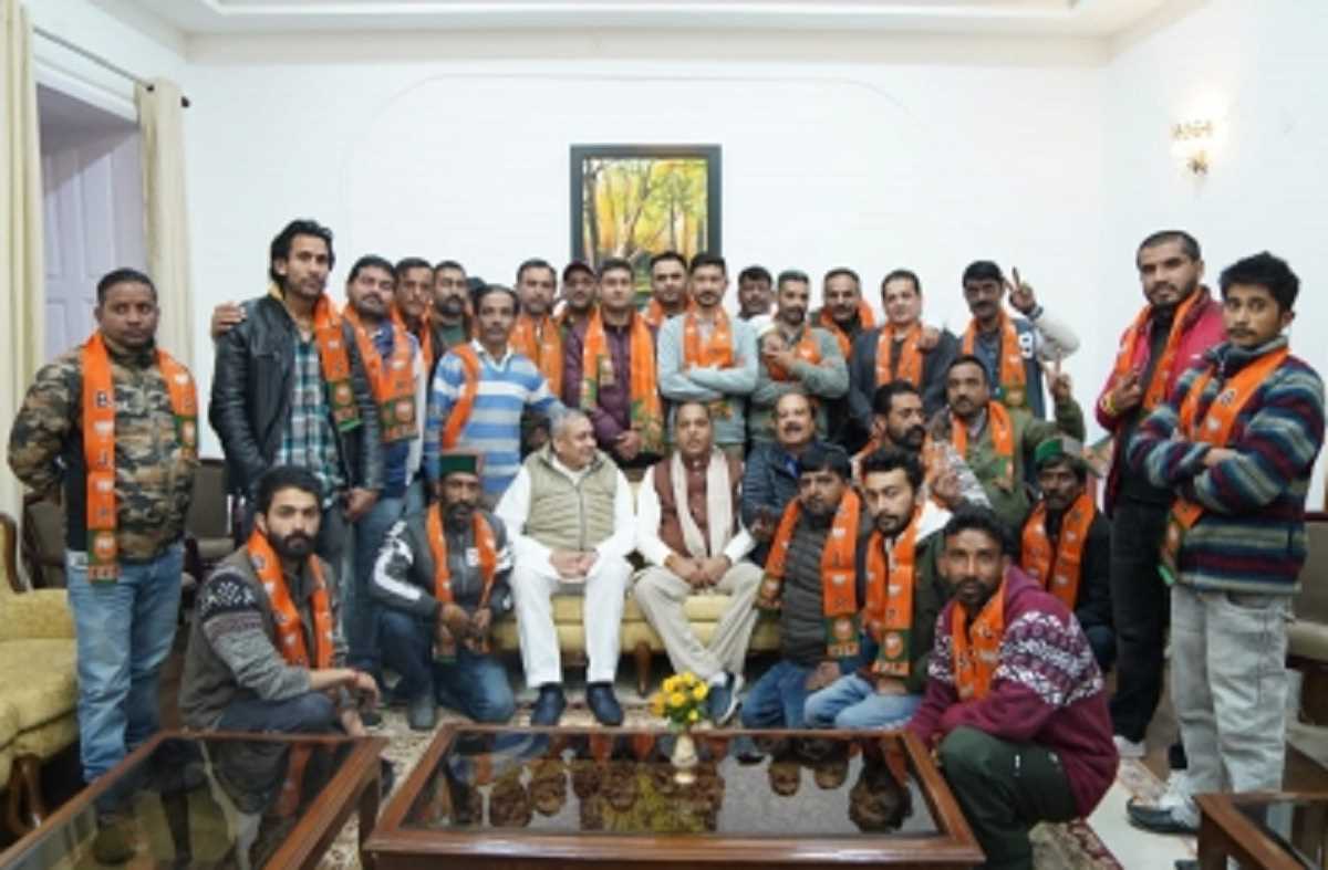 हिमाचल प्रदेश चुनाव से पहले कांग्रेस को लगा बड़ा झटका, 26 नेता BJP में हुए शामिल