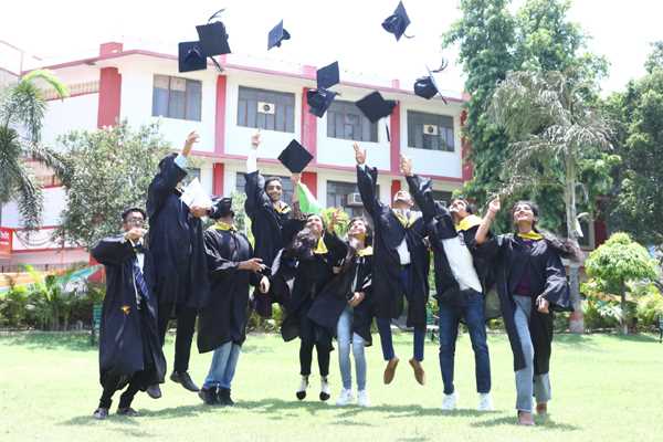 केंद्रीय मंत्री द्वारा छात्रों को दी गई उपाधि, छात्रों के खिले चहरे