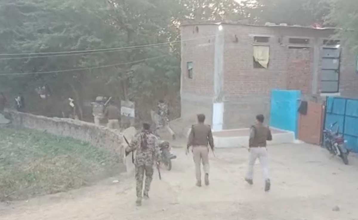 अम्बेडकर की मूर्ति रख घेरी सरकारी जमीन, पुलिस प्रशासन पर किया पथराव