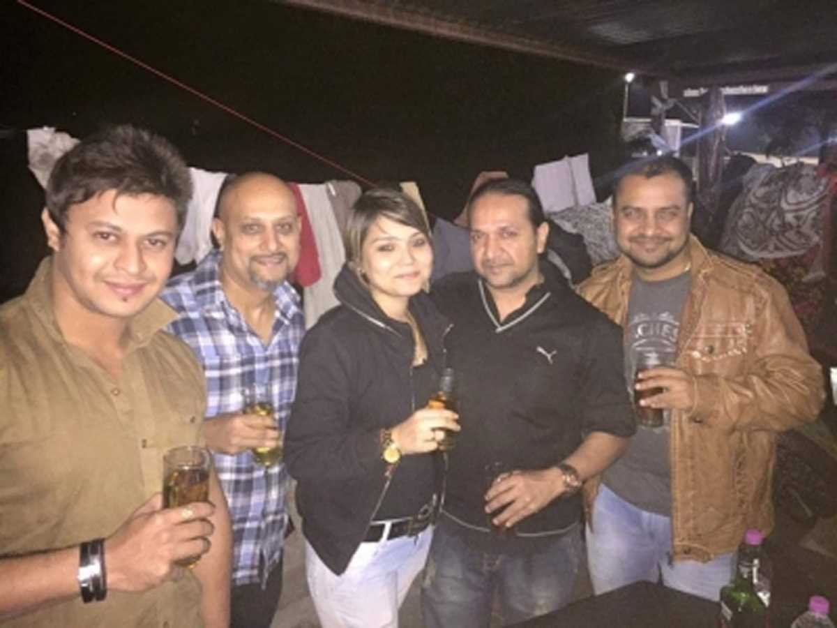 गुजरात के आप उम्मीदवार की शराब पीते हुए फोटो वायरल, मामले ने पकड़ा तूल